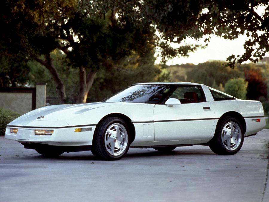  Chevrolet Corvette Coupe 1983 года  (фото 17 из 26)